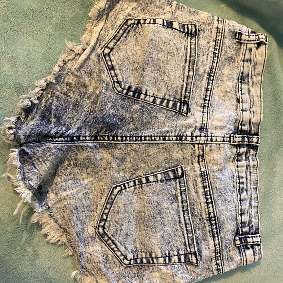Forever 21 washed out jean shorts - Picture 3 of 3